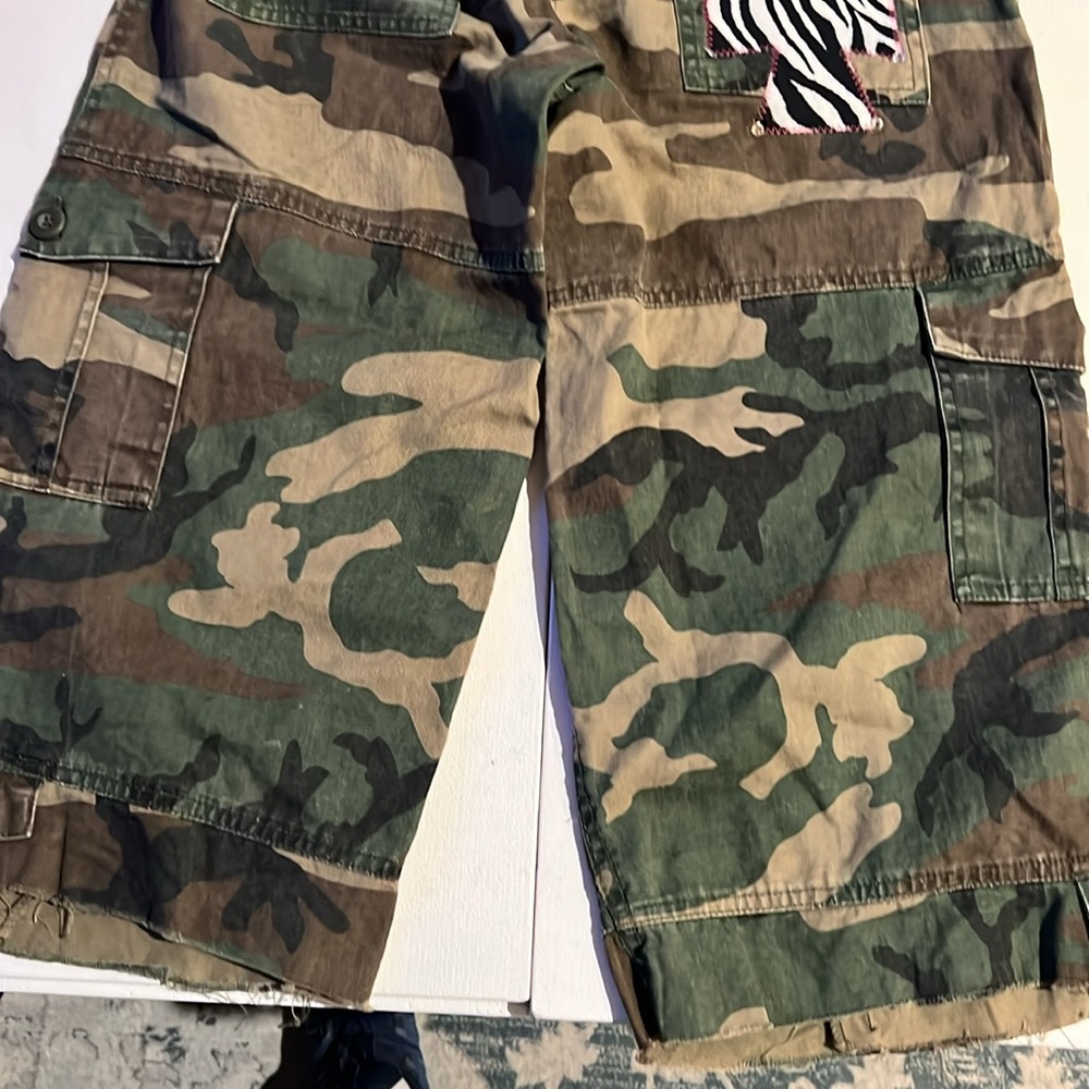 Camo crop pants with patches women’s XS - Picture 9 of 16
